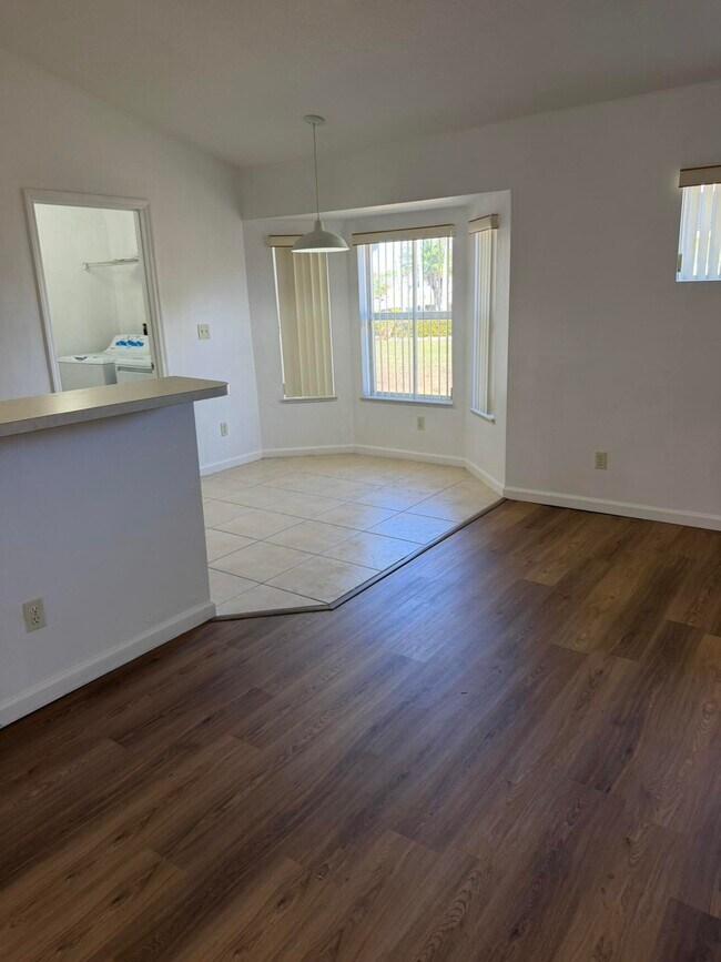 Building Photo - 137 SW Meade Cir