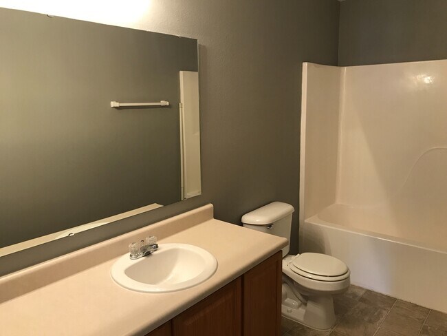 Building Photo - Greenfield - 4 Bedroom