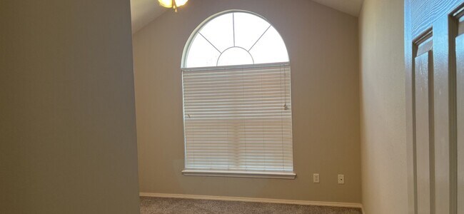 Building Photo - Great location!  3 Bedroom 2 bath