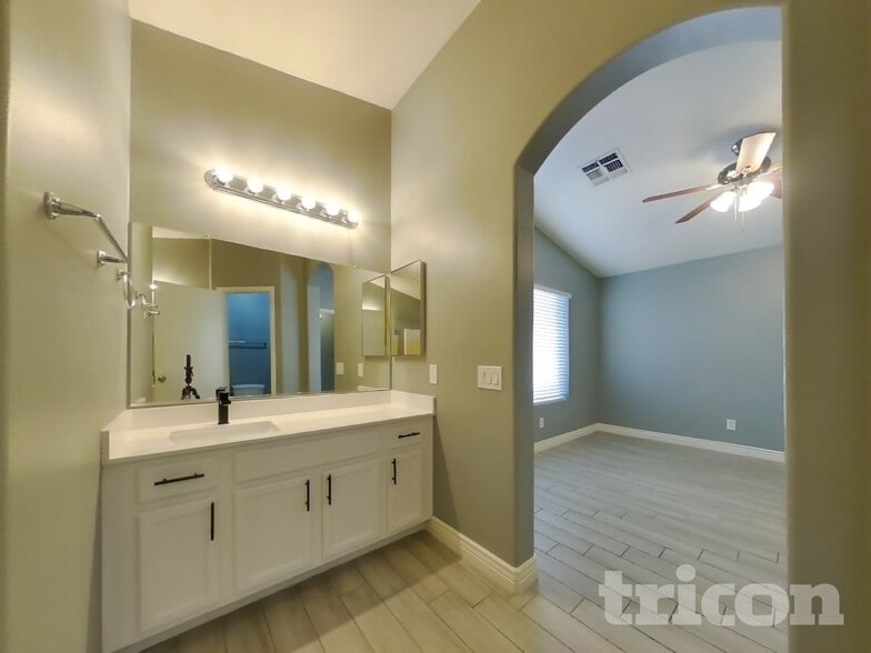 Building Photo - 8610 W Echo Ln