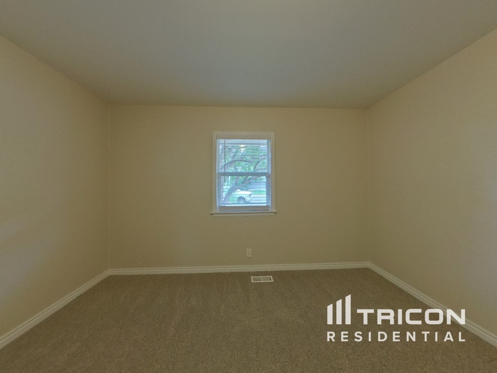 Building Photo - 2337 S Elm Dr