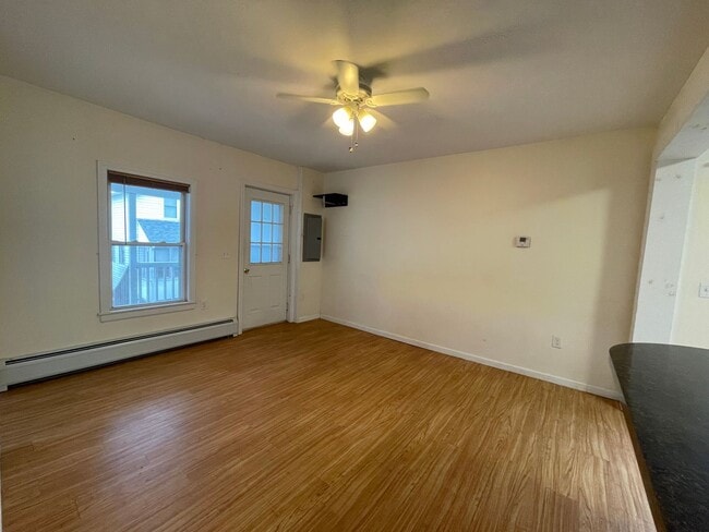 Building Photo - 66 Meadow St