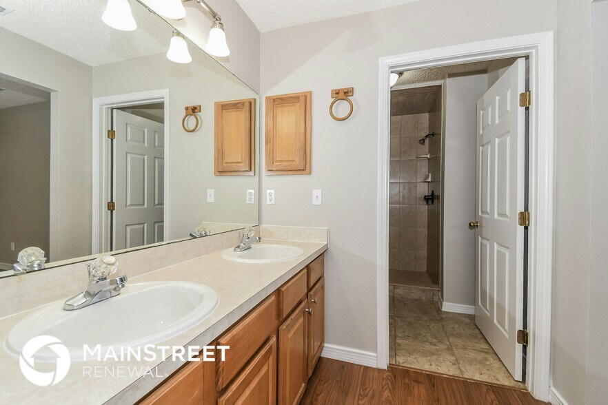 Building Photo - 10450 McGirts Creek Dr