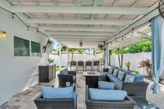 Building Photo - 530 NE 17th St