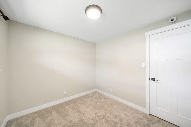 Building Photo - Beautifully updated 3 bed 3 bath Steilacoo...