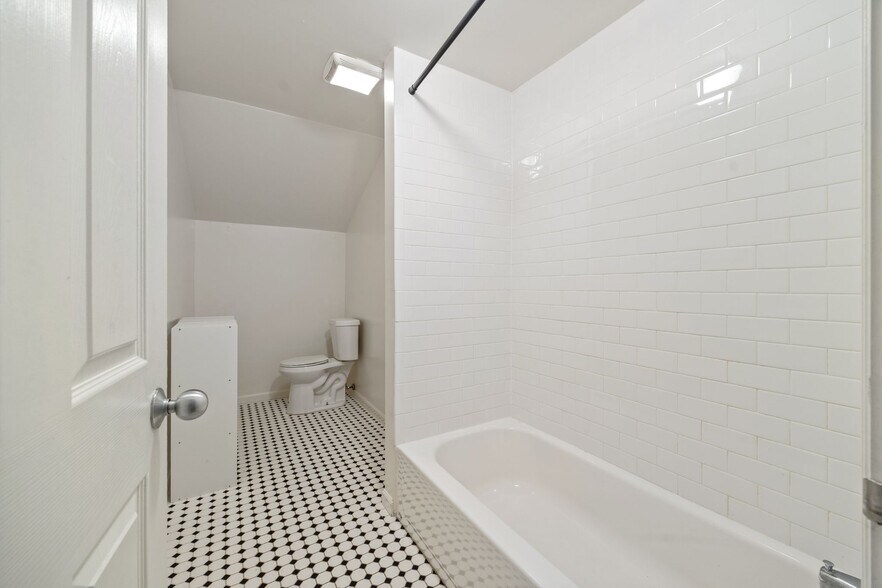 Building Photo - 627 Library Pl