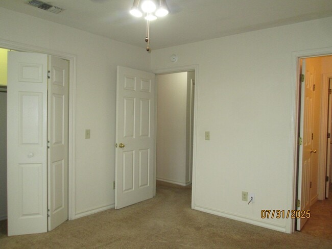 Building Photo - TOWNHOUSE - 2 bedrooms, 2 bathrooms