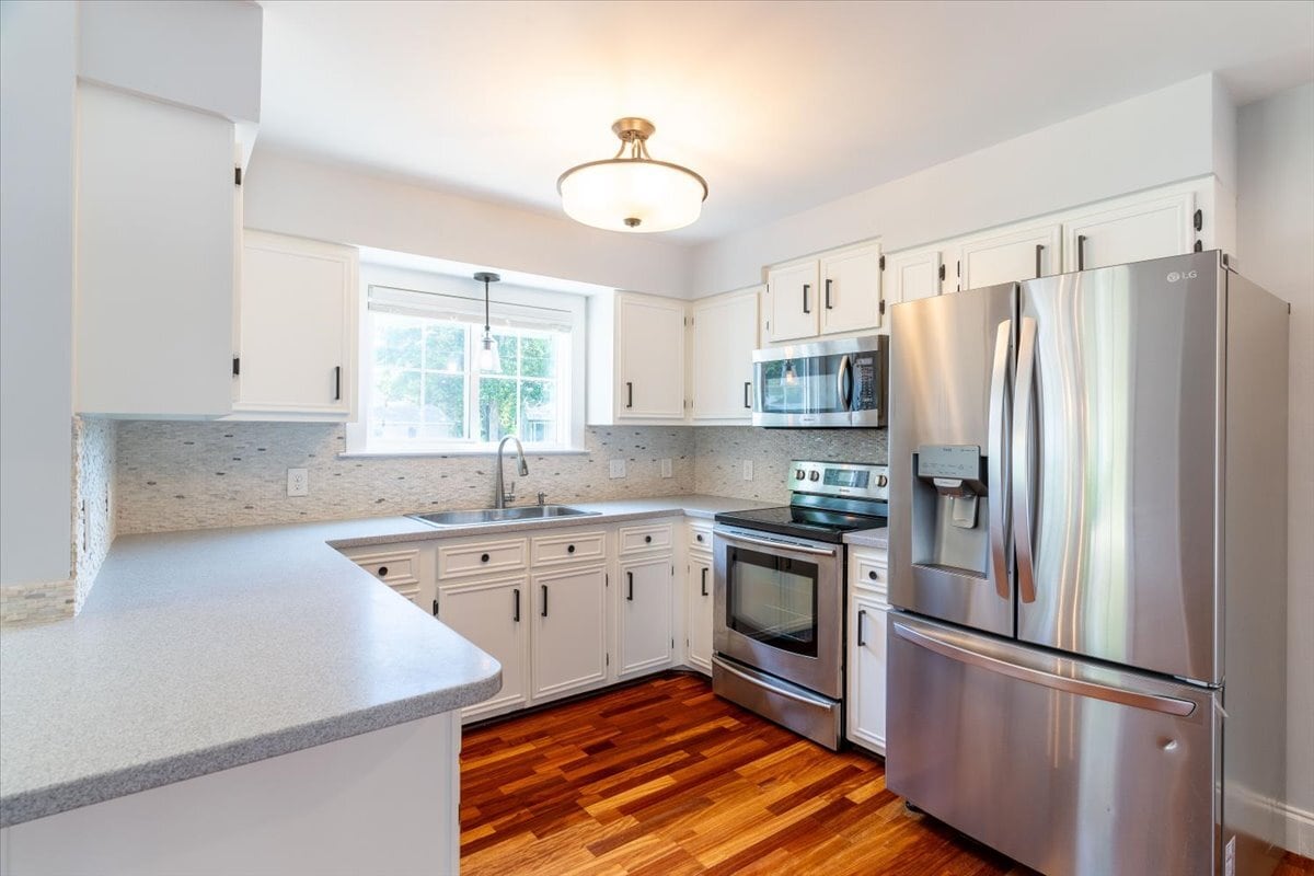Kitchen - 817 N Lakeside Dr