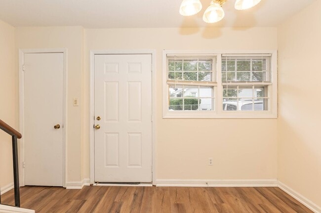 Building Photo - 718 Shawnee Dr