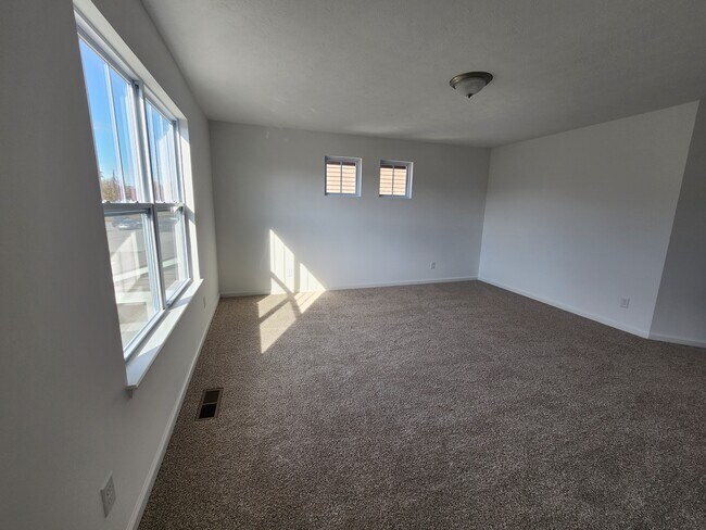 Building Photo - 326 N Warman Ave