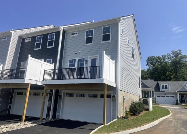 Building Photo - 4008 Varick St