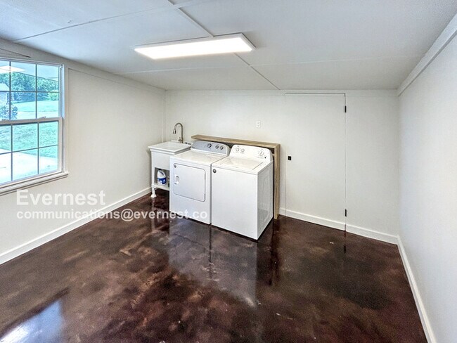 Building Photo - 545 Edgecrest Cir