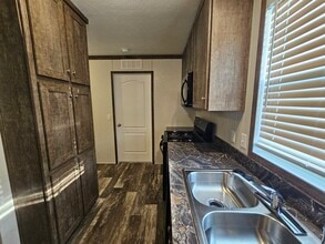 Building Photo - 215 Maple