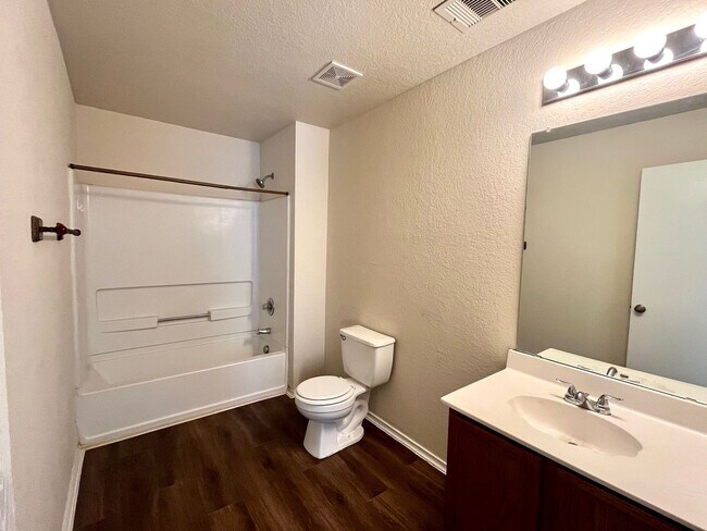 Building Photo - Large 3/2.5 ~ Conveniently located to JBSA Lackland and JBSA Kelly Field Annex ~ Move in Ready!