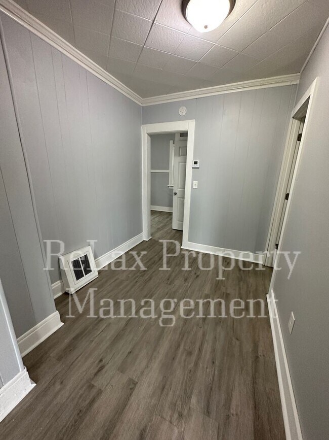 Building Photo - Single Family Home in Waukesha