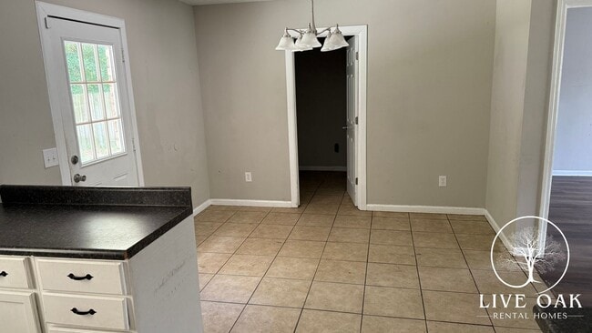 Building Photo - MOVE-IN SPECIAL: $500 OFF 1st MONTH'S RENT!**