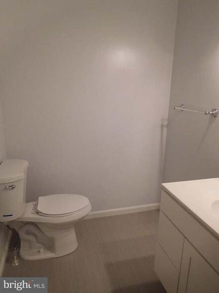 Building Photo - 5634 Crestwood Ct
