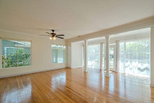 Building Photo - GORGEOUS 4-BEDROOM HOME IN TERRELL HEIGHTS