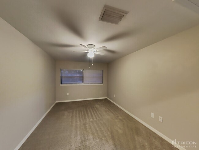 Building Photo - 2258 Lake Dr