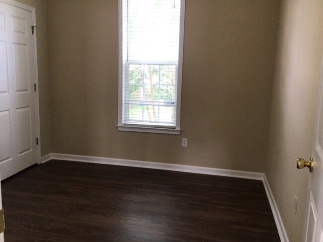 Building Photo - 303 Stallion Rd