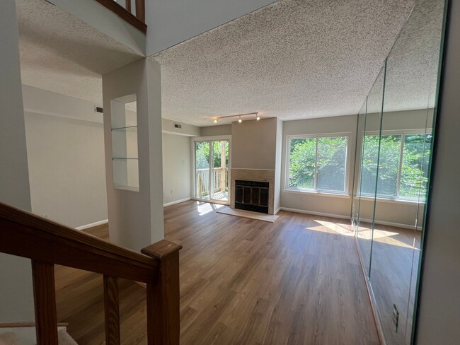 Building Photo - SHADOWLAWN/California Condo