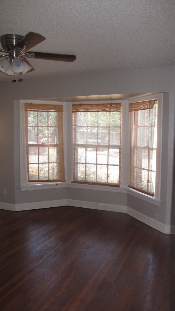 Building Photo - NOW PRE-LEASING-AVAILABLE LATE MAY