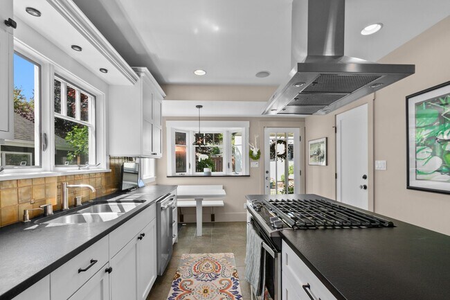Building Photo - 3bd/1.75ba Seattle Home