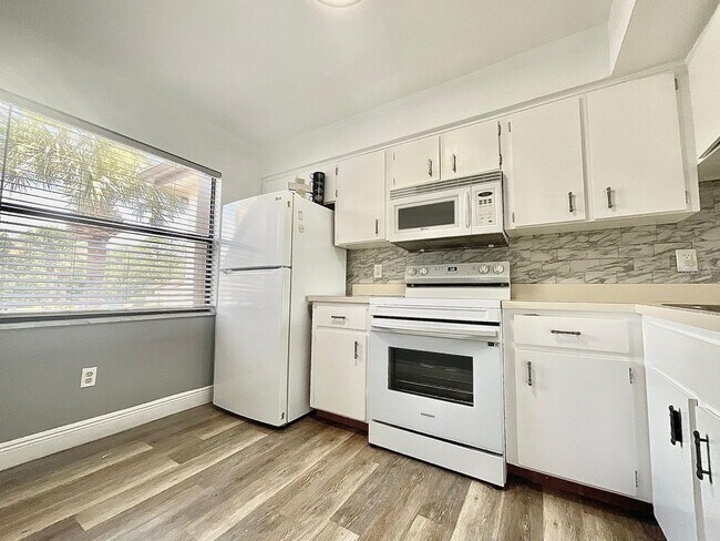 Building Photo - 6062 Willowpointe Cir