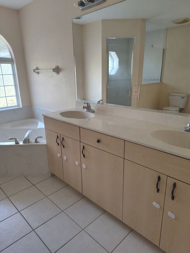 Building Photo - Oak Crest – 4BR/3BA Home with Covered Pati...