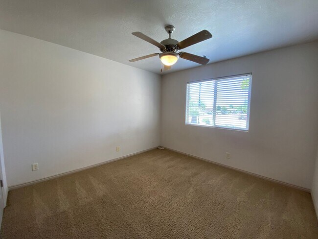 Building Photo - SPACIOUS HOME FOR RENT!