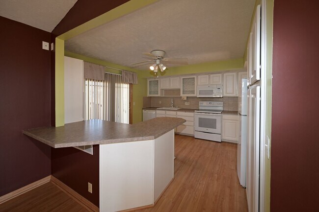 Building Photo - 5 Minute Drive to Zorinsky Lake!!