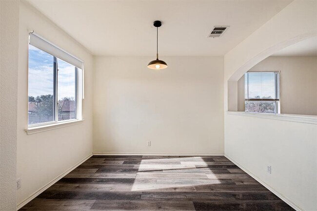 Building Photo - 104 Pond Way