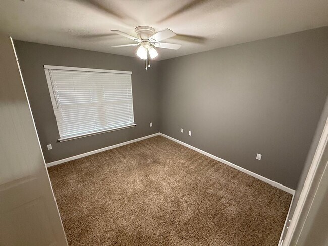 Building Photo - Charming home close to Turkey Creek, No HO...