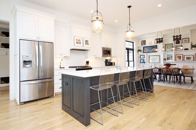 Building Photo - Beautiful, Custom-Built Pet-Friendly Lochlyn Hill Home