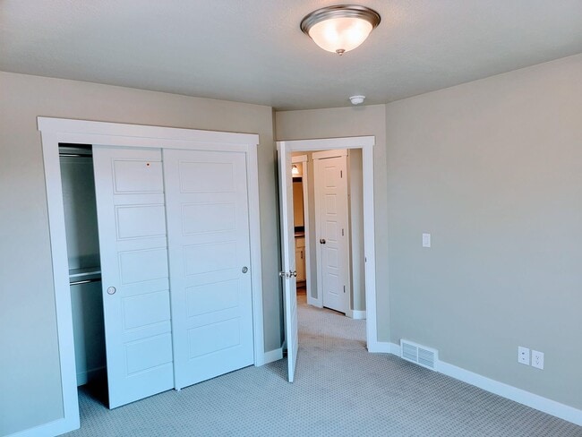 Building Photo - Gorgeous Townhome!!!