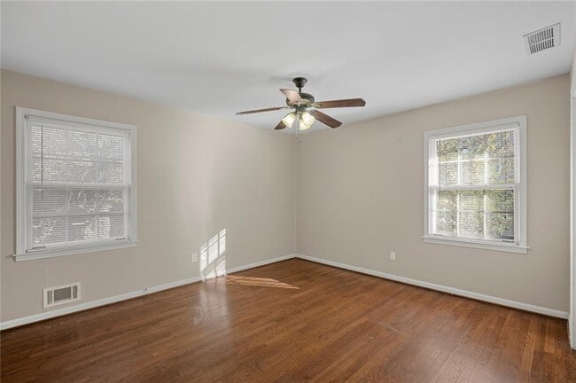 Building Photo - 2857 Fontainebleau Dr