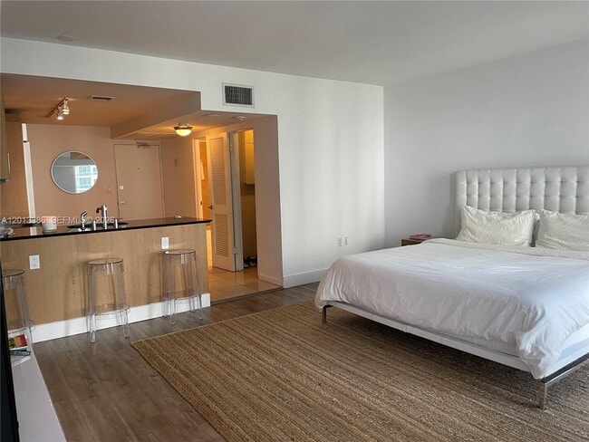Building Photo - 10275 Collins Ave