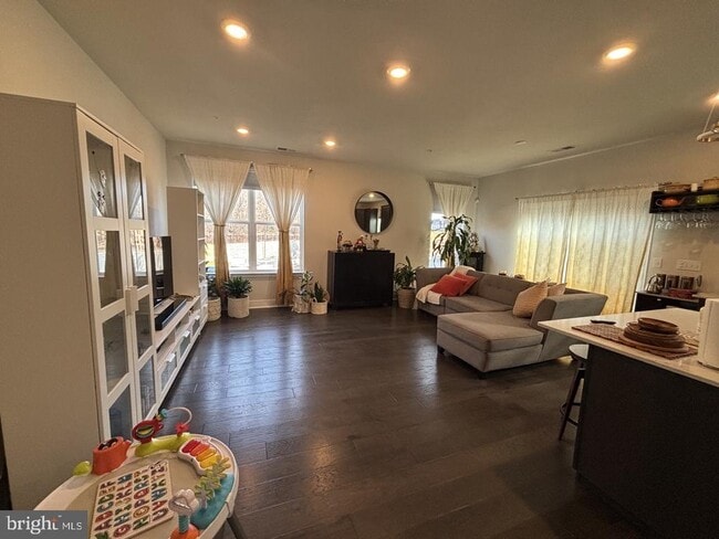 Building Photo - 983 Skylar Ct.