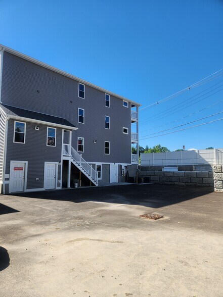 Building Photo - 880 Main St