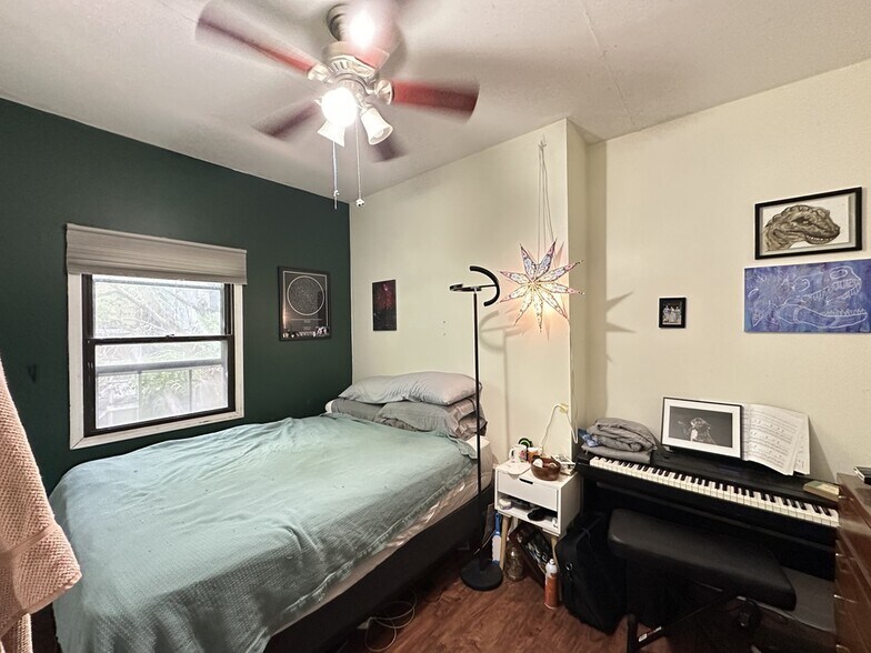 Building Photo - 2341 N Leavitt St