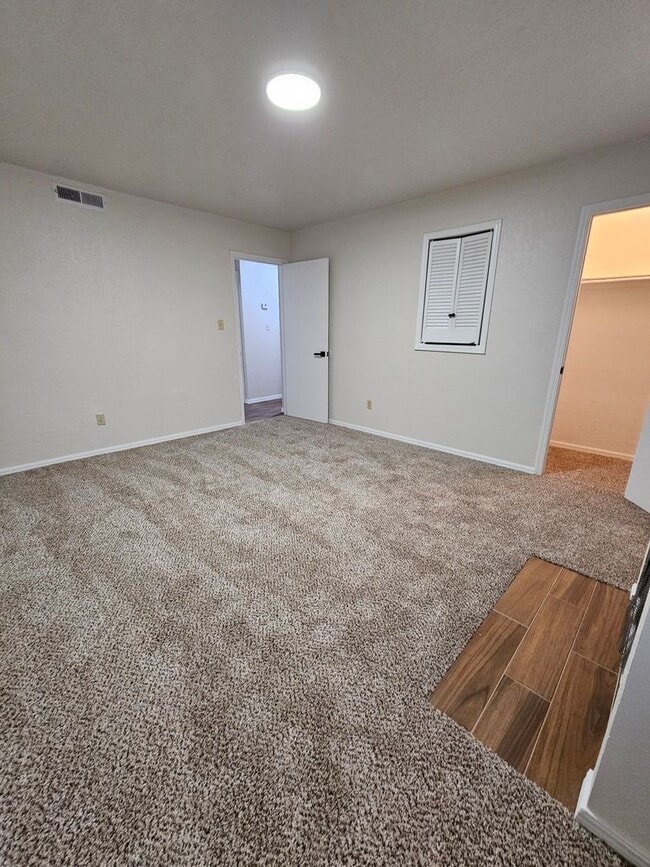 Building Photo - Two-Story Townhome w/ Over 1000 sqft! Avail NOW!