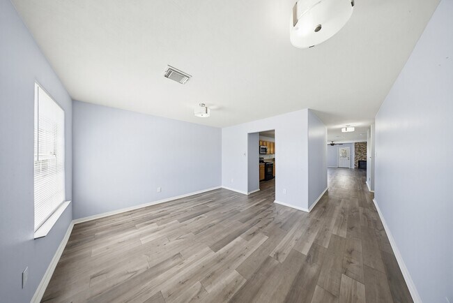 Building Photo - 627 Regal Hollow Ln