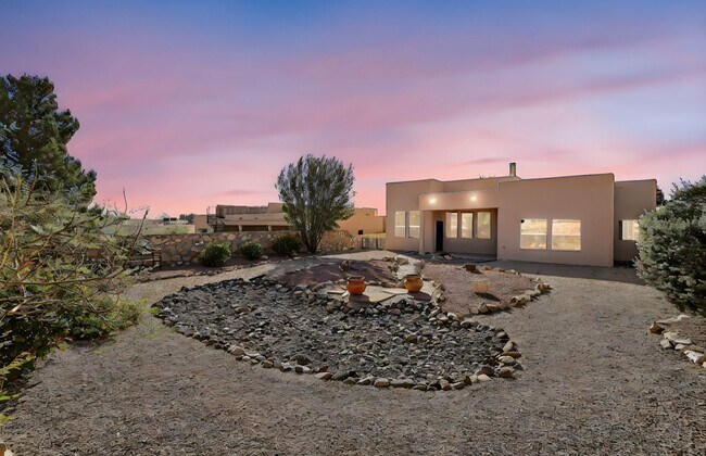 Building Photo - Beautiful Home in Sonoma Ranch with Amazin...