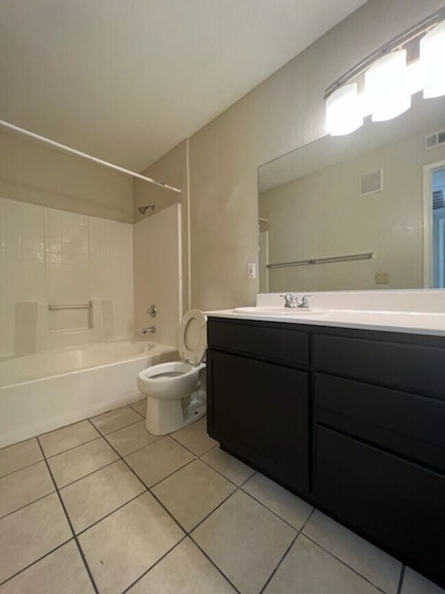 Building Photo - 1 Bedroom Condo Located in Canyon Willow!!