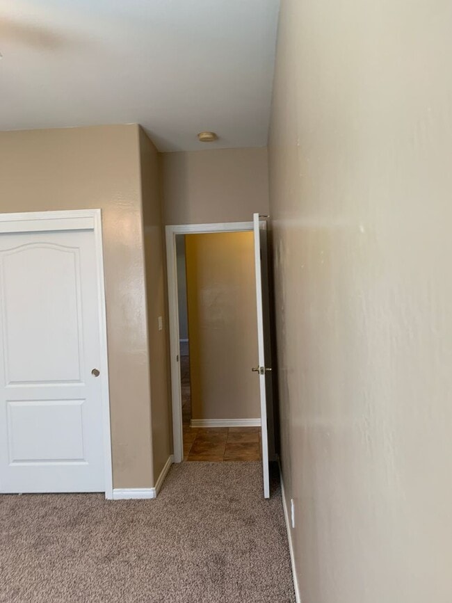 Building Photo - River Oaks Area Stockdale Highway & Buena Vista 93311 4+2 $2600