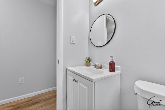 Building Photo - $995 - $1200 - Spacious 1 bedroom Apartments