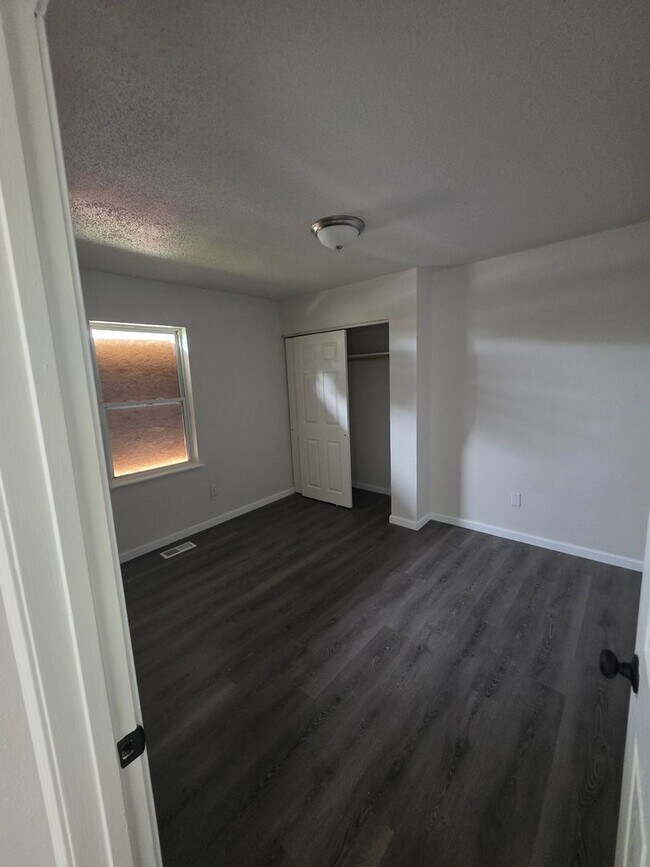 Building Photo - Cute and Cozy 4 bed 1 bath home
