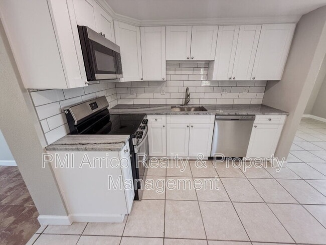 Building Photo - 818 Bayview Dr