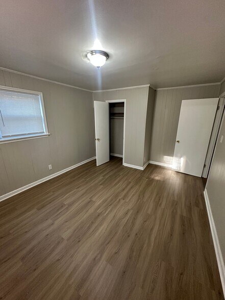 Building Photo - 525 N Graham Ave