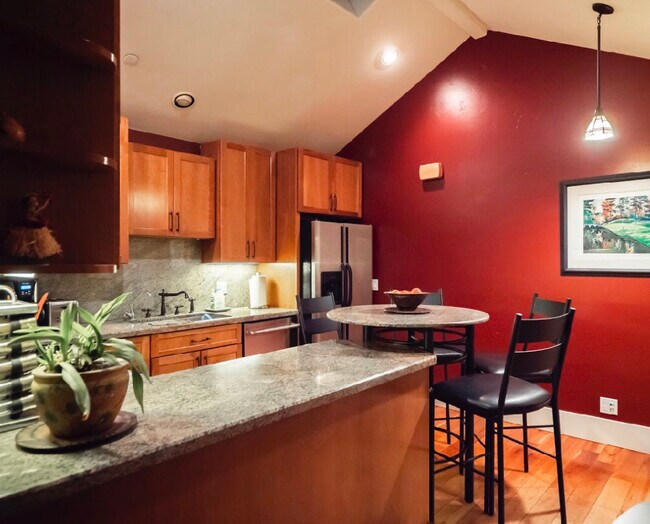 Building Photo - 132 Anthony St